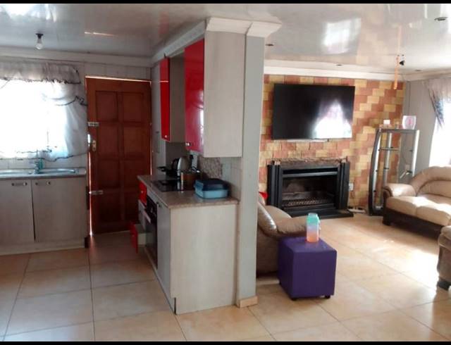 4 BEDROOM HOUSE FOR SALE IN MEADOWLANDS